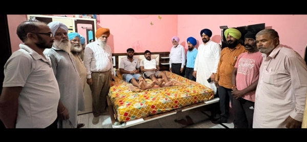 ਪੀੜਤ ਪਰਿਵਾਰ ਨਾਲ ਮੁਲਾਕਾਤ ਕਰਦੇ ਹੋਏ ਭਾਜਪਾ ਐਸ.ਸੀ. ਮੋਰਚਾ ਪੰਜਾਬ ਦੇ ਸੂਬਾ ਮੀਤ ਪ੍ਰਧਾਨ ਪਰਮਜੀਤ ਸਿੰਘ ਕੈਂਥ ਤੇ ਹੋਰ।