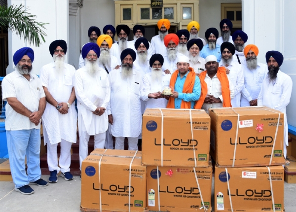 ਸ਼੍ਰੋਮਣੀ ਕਮੇਟੀ ਨੂੰ ਏਸੀ ਭੇਟ ਕਰਦੇ ਹੋਏ ਬੈਂਕ ਆਫ਼ ਬੜੌਦਾ ਦੇ ਬੈਂਕ ਅਧਿਕਾਰੀ