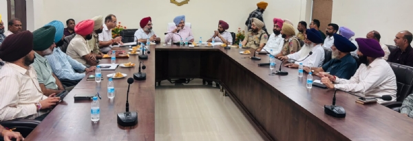 ਮੀਟਿੰਗ ਦੀ ਅਗਵਾਈ ਕਰਦੇ ਹੋਏ ਵਧੀਕ ਡਿਪਟੀ ਕਮਿਸ਼ਨਰ (ਜ) ਗੁਰਦਾਸਪੁਰ-ਕਮਿਸ਼ਨਰ ਨਗਰ ਨਿਗਮ ਬਟਾਲਾ ਗੁਰਸਿਮਰਨ ਸਿੰਘ ਢਿੱਲੋਂ