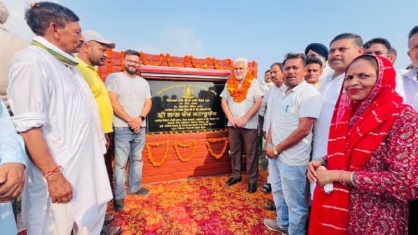 ਪੁਲ ਦਾ ਨੀਂਹ ਪੱਥਰ ਰੱਖਦੇ ਹੋਏ  ਕੈਬਨਿਟ ਮੰਤਰੀ ਲਾਲ ਚੰਦ ਕਟਾਰੂਚੱਕ ਤੇ ਹੋਰ।