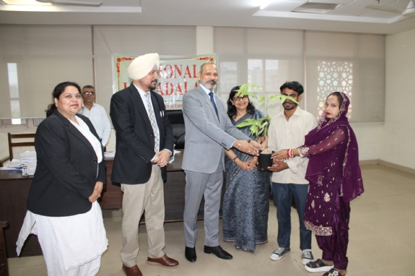 ਲੋਕ ਅਦਾਲਤ ਦੌਰਾਨ ਲੋਕਾਂ ਨੂੰ ਬੂਟਾ ਦੇ ਸਨਮਾਨਿਤ ਕਰਦੇ ਹੋਏ ਨਿਆਂਇਕ ਅਧਿਕਾਰੀ