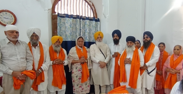 ਸਮਾਗਮ ਦੌਰਾਨ ਸਨਮਾਨਿਤ ਕਰਦੇ ਹੋਏ ਸ਼੍ਰੋਮਣੀ ਕਮੇਟੀ ਦੇ ਮੈਂਬਰ।