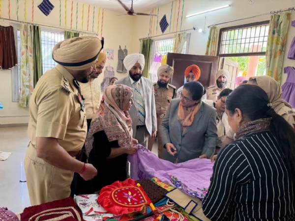 ਕੇਂਦਰੀ ਜੇਲ੍ਹ ਪਟਿਆਲਾ ਦਾ ਦੌਰਾ ਕਰਦੇ ਹੋਏ  ਪੰਜਾਬ ਅਤੇ ਹਰਿਆਣਾ ਹਾਈ ਕੋਰਟ ਦੀ ਮਾਣਯੋਗ ਜੱਜ ਜਸਟਿਸ ਅਲਕਾ ਸਰੀਨ।