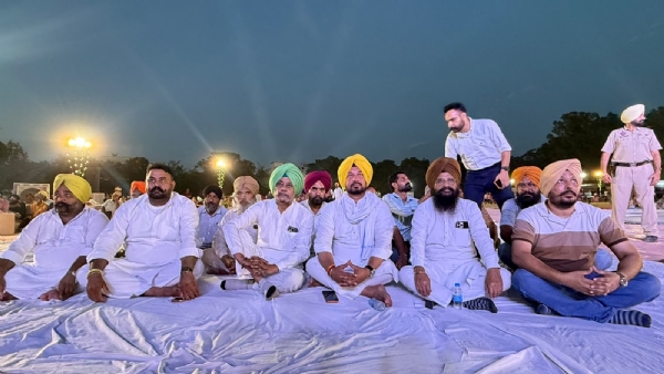 ਡਰੋਨ ਸ਼ੋਅ ਦੇਖਦੇ ਹੋਏ ਵਿਧਾਇਕ ਗੁਰਦੇਵ ਸਿੰਘ ਦੇਵ ਮਾਨ, ਨਗਰ ਸੁਧਾਰ ਟਰੱਸਟ ਦੇ ਚੇਅਰਮੈਨ ਜਸਵੀਰ ਸਿੰਘ ਜੱਸੀ ਸੋਹੀਆਂ ਵਾਲਾ, ਐਸਡੀਐਮ ਏਪੀਐਸ ਸੋਮਲ ਸਮੇਤ ਸੰਗਤ।