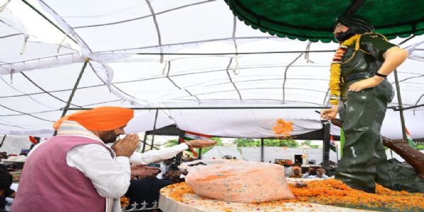 ਕਾਰਗਿਲ ਸ਼ਹੀਦ ਨਾਇਕ ਮਲਕੀਤ ਸਿੰਘ ਦੀ 26ਵੀਂ ਬਰਸੀ ’ਤੇ ਸ਼ਰਧਾਂਜਲੀ ਸਮਾਗਮ ’ਚ ਮੁੱਖ ਮੰਤਰੀ ਨਾਇਬ ਸਿੰਘ ਸੈਣੀ ਨੇ ਕੀਤੀ ਸ਼ਿਰਕਤ