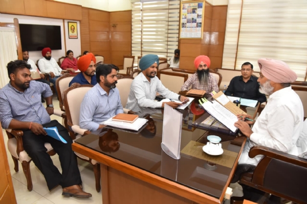 ਯੂਨੀਅਨਾਂ ਨਾਲ ਮੀਟਿੰਗ ਕਰਦੇ ਹੋਏ ਮੰਤਰੀ ਹਰਪਾਲ ਸਿੰਘ ਚੀਮਾ। ਯੂਨੀਅਨਾਂ ਨਾਲ ਮੀਟਿੰਗ ਕਰਦੇ ਹੋਏ ਮੰਤਰੀ ਹਰਪਾਲ ਸਿੰਘ ਚੀਮਾ।