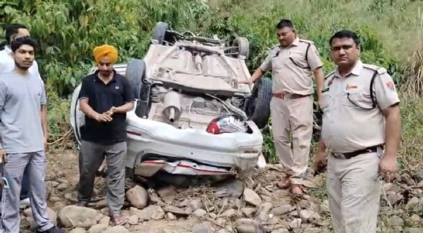 ਖੱਡ ’ਚ ਡਿੱਗੀ ਕਾਰ ਦੀ ਫੋਟੋ। ਖੱਡ ’ਚ ਡਿੱਗੀ ਕਾਰ ਦੀ ਫੋਟੋ।