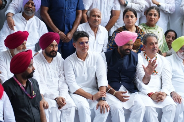 ਪੰਜਾਬ ਕਾਂਗਰਸ ਦੇ ਇੰਚਾਰਜ ਸਚਿਨ ਪਾਇਲਟ ਦੇ ਨਾਲ ਸਾਬਕਾ ਮੁੱਖ ਮੰਤਰੀ ਚਰਨਜੀਤ ਸਿੰਘ ਚੰਨੀ ਅਤੇ ਪੰਜਾਬ ਕਾਂਗਰਸ ਪ੍ਰਧਾਨ ਅਮਰਿੰਦਰ ਸਿੰਘ ਰਾਜਾ ਵੜਿੰਗ ਪੰਜਾਬ ਕਾਂਗਰਸ ਦੇ ਇੰਚਾਰਜ ਸਚਿਨ ਪਾਇਲਟ ਦੇ ਨਾਲ ਸਾਬਕਾ ਮੁੱਖ ਮੰਤਰੀ ਚਰਨਜੀਤ ਸਿੰਘ ਚੰਨੀ ਅਤੇ ਪੰਜਾਬ ਕਾਂਗਰਸ ਪ੍ਰਧਾਨ ਅਮਰਿੰਦਰ ਸਿੰਘ ਰਾਜਾ ਵੜਿੰਗ