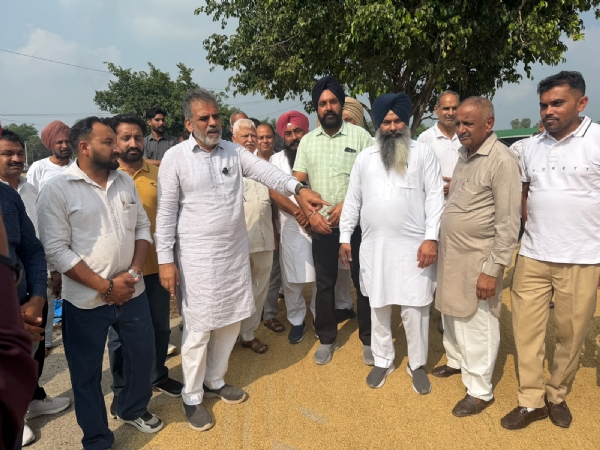 ਲਾਲੜੂ ਅਨਾਜ ਮੰਡੀ ਵਿੱਚ ਕਿਸਾਨਾਂ ਦੀਆਂ ਸਮੱਸਿਆਵਾਂ ਸੁਣਦੇ ਅਤੇ ਕਣਕ ਦੇ ਢੇਰ ਦਿਖਾਉਂਦੇ ਸਾਬਕਾ ਵਿਧਾਇਕ ਐਨ.ਕੇ. ਸ਼ਰਮਾ