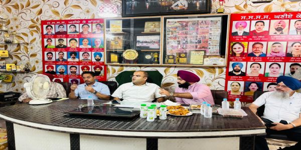ਘਣੀਏ-ਕੇ-ਬਾਂਗਰ ਪਿੰਡ ਦੇ ਵਿਕਾਸ ਕਾਰਜਾਂ ਨੂੰ ਲੈ ਕੇ ਡਿਪਟੀ ਕਮਿਸ਼ਨਰ ਵੱਲੋਂ ਅਧਿਕਾਰੀਆਂ ਨਾਲ ਮੀਟਿੰਗ