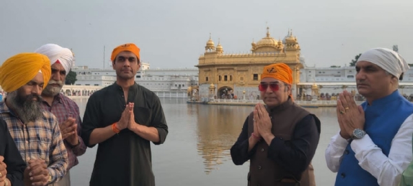 ਸ੍ਰੀ ਦਰਬਾਰ ਸਾਹਿਬ ਵਿਖੇ ਨਤਮਸਤਕ ਹੁੰਦੀ ਹੋਈ ‘ਹਮਾਰੇ ਰਾਮ’ ਨਾਟਕ ਦੀ ਟੀਮ ਸ੍ਰੀ ਦਰਬਾਰ ਸਾਹਿਬ ਵਿਖੇ ਨਤਮਸਤਕ ਹੁੰਦੀ ਹੋਈ ‘ਹਮਾਰੇ ਰਾਮ’ ਨਾਟਕ ਦੀ ਟੀਮ