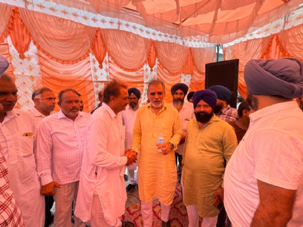 ਐਸਡੀਐਮ ਦਫ਼ਤਰ ਦੇ ਅੱਗੇ ਧਰਨੇ ਦੌਰਾਨ ਸਾਬਕਾ ਵਿਧਾਇਕ ਐਨ.ਕੇ. ਸ਼ਰਮਾ, ਅਕਾਲੀ ਦਲ ਦੇ ਆਗੂ ਅਤੇ ਵਰਕਰ ਐਸਡੀਐਮ ਦਫ਼ਤਰ ਦੇ ਅੱਗੇ ਧਰਨੇ ਦੌਰਾਨ ਸਾਬਕਾ ਵਿਧਾਇਕ ਐਨ.ਕੇ. ਸ਼ਰਮਾ, ਅਕਾਲੀ ਦਲ ਦੇ ਆਗੂ ਅਤੇ ਵਰਕਰ