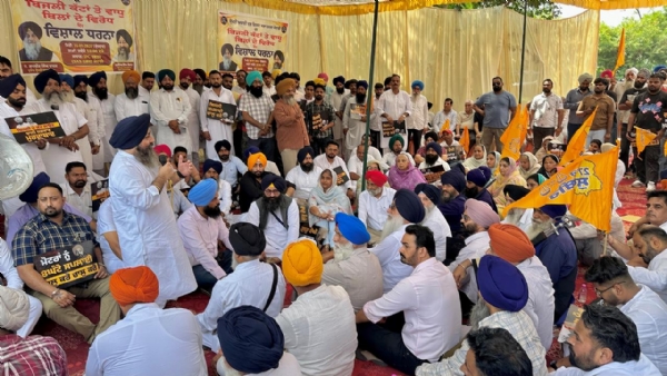 ਧਰਨੇ ਦੌਰਾਨ ਸੰਬੋਧਨ ਕਰਦੇ ਹੋਏ ਅਕਾਲੀ ਦਲ ਦੇ ਹਲਕਾ ਇੰਚਾਰਜ ਅਤੇ ਜ਼ਿਲ੍ਹਾ ਪ੍ਰਧਾਨ ਪਰਵਿੰਦਰ ਸਿੰਘ ਸੋਹਾਣਾ