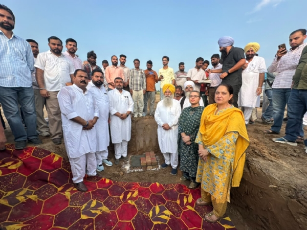 ਜਾਮਣ ਮੰਡੀ ਦਾ ਨੀਂਹ ਪੱਥਰ ਰੱਖਦੇ ਹੋਏ ਮੰਤਰੀ ਗੁਰਮੀਤ ਸਿੰਘ ਖੁੱਡੀਆਂ, ਵਿਧਾਇਕ ਜਗਦੀਪ ਸਿੰਘ ਗੋਲਡੀ ਕੰਬੋਜ ਤੇ ਹੋਰ। ਜਾਮਣ ਮੰਡੀ ਦਾ ਨੀਂਹ ਪੱਥਰ ਰੱਖਦੇ ਹੋਏ ਮੰਤਰੀ ਗੁਰਮੀਤ ਸਿੰਘ ਖੁੱਡੀਆਂ, ਵਿਧਾਇਕ ਜਗਦੀਪ ਸਿੰਘ ਗੋਲਡੀ ਕੰਬੋਜ ਤੇ ਹੋਰ।