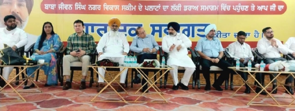 ਪਲਾਟਾਂ ਦੇ ਡਰਾਅ ਕੱਢਣ ਮੌਕੇ ਵਿਧਾਇਕ ਫਰੀਦਕੋਟ ਗੁਰਦਿੱਤ ਸਿੰਘ ਸੇਖੋਂ ਤੇ ਹੋਰ। ਪਲਾਟਾਂ ਦੇ ਡਰਾਅ ਕੱਢਣ ਮੌਕੇ ਵਿਧਾਇਕ ਫਰੀਦਕੋਟ ਗੁਰਦਿੱਤ ਸਿੰਘ ਸੇਖੋਂ ਤੇ ਹੋਰ।