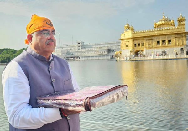 ਸੱਚਖੰਡ ਸ੍ਰੀ ਹਰਿਮੰਦਰ ਸਾਹਿਬ ਵਿਖੇ ਨਤਮਸਤਕ ਹੁੰਦੇ ਹੋਏ ਭਾਜਪਾ ਆਗੂ ਅਤੇ ਰਾਜ ਸਭਾ ਮੈਂਬਰ ਤਰੁਣ ਚੁੱਘ