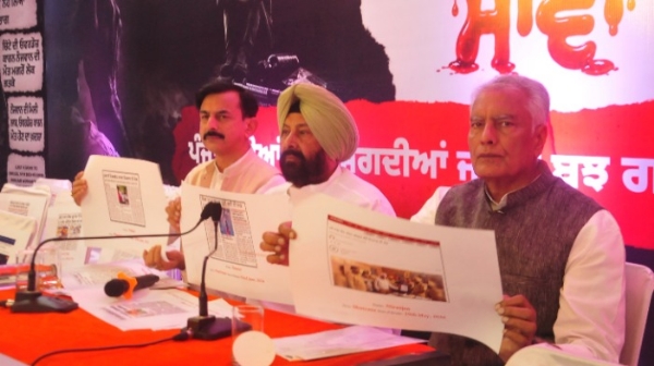 ਚੰਡੀਗੜ੍ਹ ਵਿੱਚ ‘ਮਾਵਾਂ ਮੰਗਦੀਆਂ ਜਵਾਬ’ ਦੇ ਬੈਨਰ ਹੇਠ ਪ੍ਰੈਸ ਕਾਨਫਰੰਸ ਦੌਰਾਨ ਪੰਜਾਬ ਭਾਜਪਾ ਪ੍ਰਧਾਨ ਕੇਵਲ ਸਿੰਘ ਢਿੱਲੋਂ ਤੇ ਹੋਰ। ਚੰਡੀਗੜ੍ਹ ਵਿੱਚ ‘ਮਾਵਾਂ ਮੰਗਦੀਆਂ ਜਵਾਬ’ ਦੇ ਬੈਨਰ ਹੇਠ ਪ੍ਰੈਸ ਕਾਨਫਰੰਸ ਦੌਰਾਨ ਪੰਜਾਬ ਭਾਜਪਾ ਪ੍ਰਧਾਨ ਕੇਵਲ ਸਿੰਘ ਢਿੱਲੋਂ ਤੇ ਹੋਰ।