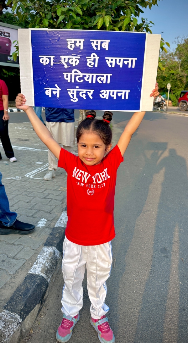 ਲੋਕਾਂ ਨੂੰ ਜਾਗਰੂਕ ਕਰਦੀ ਹੋਈ ਛੋਟੀ ਬੱਚੀ। ਲੋਕਾਂ ਨੂੰ ਜਾਗਰੂਕ ਕਰਦੀ ਹੋਈ ਛੋਟੀ ਬੱਚੀ।