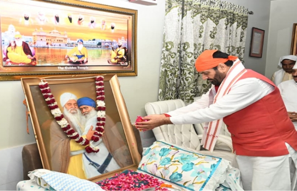 ਸੰਤ ਬਾਬਾ ਇਸ਼ਰ ਸਿੰਘ ਨੂੰ ਸ਼ਰਧਾ ਦੇ ਫੁੱਲ ਭੇਂਟ ਕਰਦੇ ਹਰਿਆਣਾ ਦੇ ਮੁੱਖ ਮੰਤਰੀ ਸੰਤ ਬਾਬਾ ਇਸ਼ਰ ਸਿੰਘ ਨੂੰ ਸ਼ਰਧਾ ਦੇ ਫੁੱਲ ਭੇਂਟ ਕਰਦੇ ਹਰਿਆਣਾ ਦੇ ਮੁੱਖ ਮੰਤਰੀ