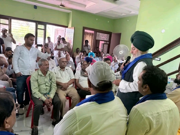 ਮੀਟਿੰਗ ਦੌਰਾਨ ਸੰਬੋਧਨ ਕਰਦੇ ਹੋਏ ਬਸਪਾ ਪੰਜਾਬ ਦੇ ਪ੍ਰਧਾਨ ਡਾ. ਅਵਤਾਰ ਸਿੰਘ ਕਰੀਮਪੁਰੀ ਮੀਟਿੰਗ ਦੌਰਾਨ ਸੰਬੋਧਨ ਕਰਦੇ ਹੋਏ ਬਸਪਾ ਪੰਜਾਬ ਦੇ ਪ੍ਰਧਾਨ ਡਾ. ਅਵਤਾਰ ਸਿੰਘ ਕਰੀਮਪੁਰੀ