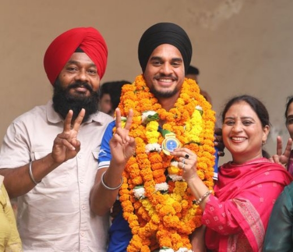 ਪ੍ਰਦੀਪ ਦਾ ਘਰ ਪਹੁੰਚਣ ’ਤੇ ਸਵਾਗਤ ਕਰਦੇ ਪਰਿਵਾਰਕ ਮੈਂਬਰ। ਪ੍ਰਦੀਪ ਦਾ ਘਰ ਪਹੁੰਚਣ ’ਤੇ ਸਵਾਗਤ ਕਰਦੇ ਪਰਿਵਾਰਕ ਮੈਂਬਰ।