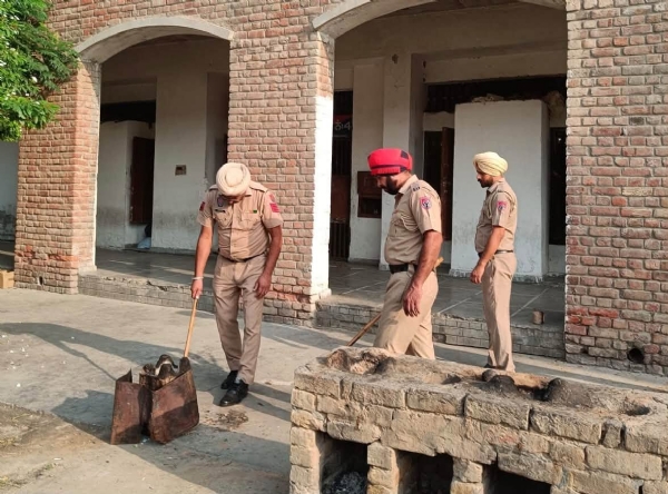 ਫਰੀਦਕੋਟ ਦੀ ਕੇਂਦਰੀ ਮਾਡਰਨ ਜੇਲ੍ਹ ਵਿੱਚ ਚੈਕਿੰਗ ਕਰਦੀ ਪੁਲਿਸ। ਫਰੀਦਕੋਟ ਦੀ ਕੇਂਦਰੀ ਮਾਡਰਨ ਜੇਲ੍ਹ ਵਿੱਚ ਚੈਕਿੰਗ ਕਰਦੀ ਪੁਲਿਸ।