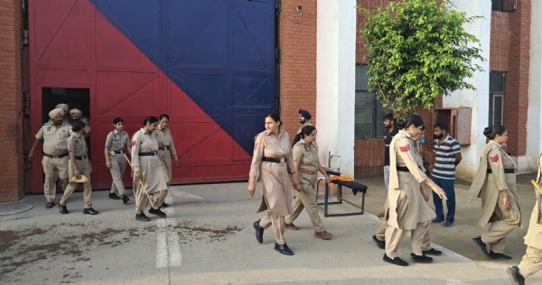 ਫਰੀਦਕੋਟ ਦੀ ਕੇਂਦਰੀ ਮਾਡਰਨ ਜੇਲ੍ਹ ਵਿੱਚ ਚੈਕਿੰਗ ਕਰਦੀ ਪੁਲਿਸ। ਫਰੀਦਕੋਟ ਦੀ ਕੇਂਦਰੀ ਮਾਡਰਨ ਜੇਲ੍ਹ ਵਿੱਚ ਚੈਕਿੰਗ ਕਰਦੀ ਪੁਲਿਸ।