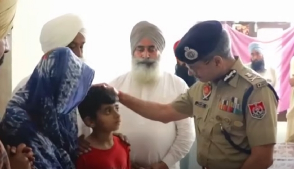 एएसआई के परिजनों से मुलाकात करते हुए डीजीपी गौरव यादव एएसआई के परिजनों से मुलाकात करते हुए डीजीपी गौरव यादव