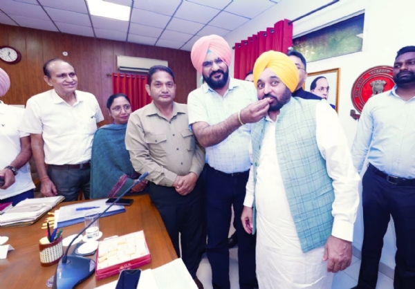 ਸਰਕਾਰੀ ਮੁਲਾਜ਼ਮਾਂ ਅਤੇ ਪੈਨਸ਼ਨਰ ਯੂਨੀਅਨ ਦੇ ਆਗੂ ਮੁੱਖ ਮੰਤਰੀ ਮਾਨ ਦਾ ਮੂੰਹ ਮਿੱਠਾ ਕਰਵਾਉਂਦੇ ਹੋਏ ।