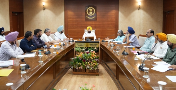 ਮੀਟਿੰਗ ਦੀ ਅਗਵਾਈ ਕਰਦੇ ਹੋਏ ਮੰਤਰੀ ਹਰਭਜਨ ਸਿੰਘ ਈ.ਟੀ.ਓ. ਮੀਟਿੰਗ ਦੀ ਅਗਵਾਈ ਕਰਦੇ ਹੋਏ ਮੰਤਰੀ ਹਰਭਜਨ ਸਿੰਘ ਈ.ਟੀ.ਓ.