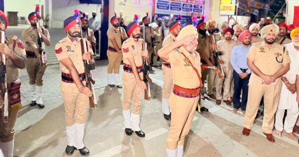 ਨਗਰ ਕੀਰਤਨ ਦੇ ਸਵਾਗਤ ਮੌਕੇ ਪੰਜਾਬ ਪੁਲਿਸ ਦੇ ਜਵਾਨ ਸਲਾਮੀ ਦਿੰਦੇ ਹੋਏ।