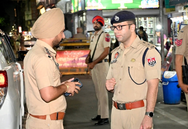 ਨਾਕਿਆਂ ਦਾ ਜਾਇਜਾ ਲੈਂਦੇ ਹੋਏ ਐੱਸਐੱਸਪੀ ਸੁਹੇਲ ਕਾਸਿਮ ਮੀਰ ਨਾਕਿਆਂ ਦਾ ਜਾਇਜਾ ਲੈਂਦੇ ਹੋਏ ਐੱਸਐੱਸਪੀ ਸੁਹੇਲ ਕਾਸਿਮ ਮੀਰ