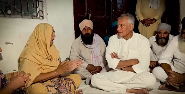 ਪਰਿਵਾਰ ਨਾਲ ਮੁਲਾਕਾਤ ਕਰਦੇ ਹੋਏ ਭਾਜਪਾ ਸਾਬਕਾ ਪ੍ਰਧਾਨ ਸੁਨੀਲ ਜਾਖੜ। ਪਰਿਵਾਰ ਨਾਲ ਮੁਲਾਕਾਤ ਕਰਦੇ ਹੋਏ ਭਾਜਪਾ ਸਾਬਕਾ ਪ੍ਰਧਾਨ ਸੁਨੀਲ ਜਾਖੜ।