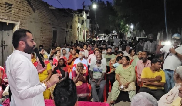 ਲੋਕਾਂ ਦੀਆਂ ਸਮੱਸਿਆਵਾਂ ਸੁਣਦੇ ਹੋਏ ਫਾਜ਼ਿਲਕਾ ਦੇ ਵਿਧਾਇਕ ਨਰਿੰਦਰਪਾਲ ਸਿੰਘ ਸਵਨਾ ਲੋਕਾਂ ਦੀਆਂ ਸਮੱਸਿਆਵਾਂ ਸੁਣਦੇ ਹੋਏ ਫਾਜ਼ਿਲਕਾ ਦੇ ਵਿਧਾਇਕ ਨਰਿੰਦਰਪਾਲ ਸਿੰਘ ਸਵਨਾ