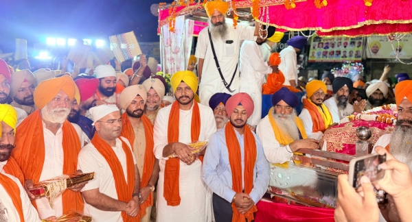 ਮੱਥਾ ਟੇਕਦੇ ਹੋਏ ਵਿਧਾਇਕ ਸ਼ੈਰੀ ਕਲਸੀ, ਡੀਸੀ ਗੁਰਦਾਸਪੁਰ ਆਦਿਤਿਆ ਉੱਪਲ, ਐੱਸਐੱਸਪੀ ਬਟਾਲਾ ਡਾ. ਮਹਿਤਾਬ ਸਿੰਘ ਅਤੇ ਹੋਰ।