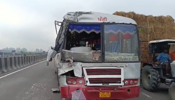 ਹਾਦਸੇ ’ਚ ਟੁੱਟੀ ਹੋਈ ਬੱਸ ਦੀ ਫੋਟੋ।