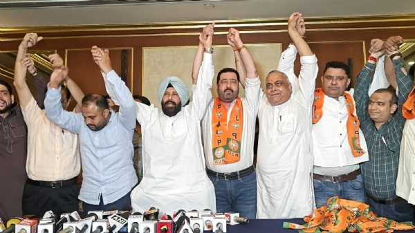 ਦਿਨੇਸ਼ ਢੱਲ ਨੂੰ ਭਾਜਪਾ ’ਚ ਸ਼ਾਮਲ ਕਰਦੇ ਹੋਏ ਭਾਜਪਾ ਪੰਜਾਬ ਪ੍ਰਧਾਨ ਕੇਵਲ ਸਿੰਘ ਢਿੱਲੋਂ।