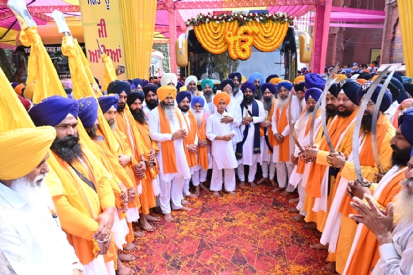 ਅਗਲੇ ਪੜ੍ਹਾਅ ਲਈ ਰਵਾਨਾ ਹੁੰਦਾ ਹੋਇਆ ਮੀਰੀ-ਪੀਰੀ ਖਾਲਸਾ ਮਾਰਚ