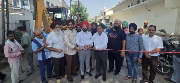 ਸੜਕ ਦਾ ਉਦਘਾਟਨ ਕਰਦੇ ਹੋਏ ਵਿਧਾਇਕ ਕੋਹਲੀ।
