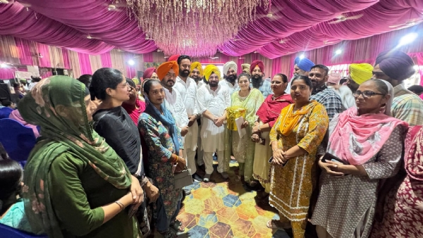 ਮਹਿਲਾ ਸਖੀਆਂ ਦਾ ਸਨਮਾਨ ਕਰਦੇ ਕਰਦੇ ਹੋਏ ਮੰਤਰੀ ਹਰਭਜਨ ਸਿੰਘ ਈ.ਟੀ.ਓ.