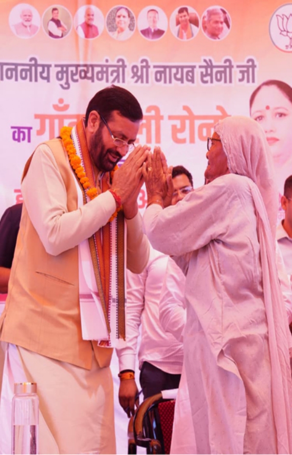 हरियाणा के मुख्यमंत्री नायब सैनी कुरुक्षेत्र में महिला का अभिवादन स्वीकारते हुए हरियाणा के मुख्यमंत्री नायब सैनी कुरुक्षेत्र में महिला का अभिवादन स्वीकारते हुए