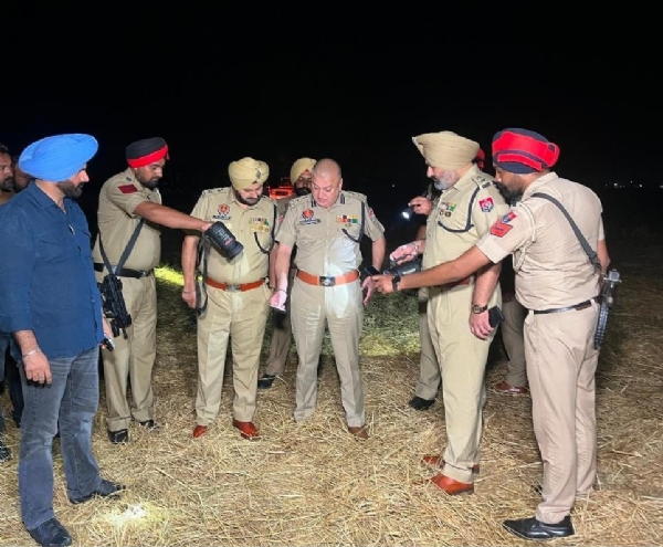 ਮੌਕੇ ਦਾ ਜਾਇਜਾ ਲੈਂਦੇ ਹੋਏ ਪੁਲਿਸ ਕਮਿਸ਼ਨਰ ਹਰਮਨਬੀਰ ਸਿੰਘ ਗਿੱਲ ਮੌਕੇ ਦਾ ਜਾਇਜਾ ਲੈਂਦੇ ਹੋਏ ਪੁਲਿਸ ਕਮਿਸ਼ਨਰ ਹਰਮਨਬੀਰ ਸਿੰਘ ਗਿੱਲ
