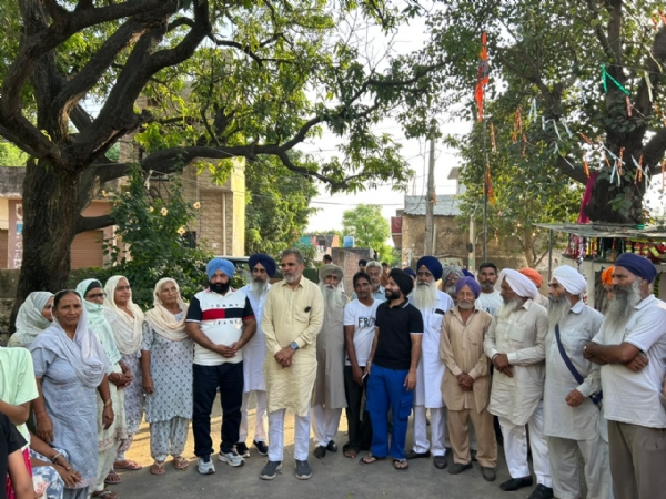 ਜਨ ਸੰਪਰਕ ਮੁਹਿੰਮ ਤਹਿਤ ਪਿੰਡ ਵਾਸੀਆਂ ਨਾਲ ਗੱਲਬਾਤ ਕਰਨ ਸਮੇਂ ਡੇਰਾਬੱਸੀ ਹਲਕੇ ਦੇ ਸਾਬਕਾ ਵਿਧਾਇਕ ਐਨ.ਕੇ. ਸ਼ਰਮਾ ਜਨ ਸੰਪਰਕ ਮੁਹਿੰਮ ਤਹਿਤ ਪਿੰਡ ਵਾਸੀਆਂ ਨਾਲ ਗੱਲਬਾਤ ਕਰਨ ਸਮੇਂ ਡੇਰਾਬੱਸੀ ਹਲਕੇ ਦੇ ਸਾਬਕਾ ਵਿਧਾਇਕ ਐਨ.ਕੇ. ਸ਼ਰਮਾ