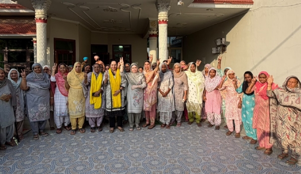 ਜਨ ਸੰਪਰਕ ਮੁਹਿੰਮ ਦੌਰਾਨ ਔਰਤਾਂ ਨਾਲ ਡੇਰਾਬੱਸੀ ਵਿਧਾਨ ਸਭਾ ਹਲਕੇ ਤੋਂ ਸਾਬਕਾ ਵਿਧਾਇਕ ਐਨ.ਕੇ. ਸ਼ਰਮਾ ਦੀ ਪਤਨੀ ਅਤੇ ਮਹਿਲਾ ਅਕਾਲੀ ਆਗੂ ਬਬੀਤਾ ਸ਼ਰਮਾ ਜਨ ਸੰਪਰਕ ਮੁਹਿੰਮ ਦੌਰਾਨ ਔਰਤਾਂ ਨਾਲ ਡੇਰਾਬੱਸੀ ਵਿਧਾਨ ਸਭਾ ਹਲਕੇ ਤੋਂ ਸਾਬਕਾ ਵਿਧਾਇਕ ਐਨ.ਕੇ. ਸ਼ਰਮਾ ਦੀ ਪਤਨੀ ਅਤੇ ਮਹਿਲਾ ਅਕਾਲੀ ਆਗੂ ਬਬੀਤਾ ਸ਼ਰਮਾ