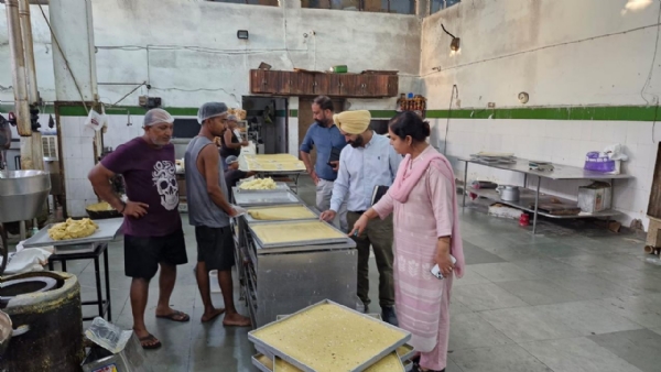 ਮਠਿਆਈ ਦੀ ਦੁਕਾਨ ’ਤੇ ਚੈਕਿੰਗ ਕਰਦੀ ਹੋਈ ਟੀਮ। ਮਠਿਆਈ ਦੀ ਦੁਕਾਨ ’ਤੇ ਚੈਕਿੰਗ ਕਰਦੀ ਹੋਈ ਟੀਮ।