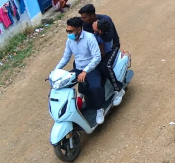 ਬੱਚੇ ਨੂੰ ਸਕੂਟੀ ’ਤੇ ਲੈਕੇ ਜਾਂਦੇ ਮੁਲਜ਼ਮ। ਬੱਚੇ ਨੂੰ ਸਕੂਟੀ ’ਤੇ ਲੈਕੇ ਜਾਂਦੇ ਮੁਲਜ਼ਮ।