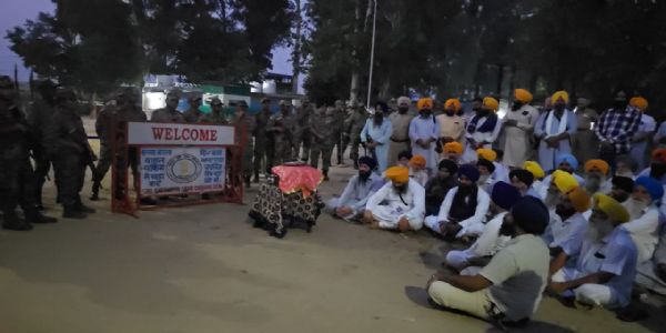 ਕਰਤਾਰਪੁਰ ਕੌਰੀਡੋਰ ਖੋਲ੍ਹਣ ਦੀ ਮੰਗ ਨੂੰ ਲੈ ਕੇ ਭਾਰਤ-ਪਾਕਿਸਤਾਨ ਸਰਹੱਦ ’ਤੇ ਹੋਈ ਅਰਦਾਸ