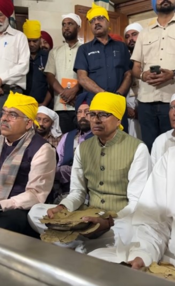 ਤਖ਼ਤ ਸ੍ਰੀ ਦਮਦਮਾ ਸਾਹਿਬ ਵਿਖੇ ਨਤਮਸਤਕ ਹੁੰਦੇ ਹੋਏ ਕੇਂਦਰੀ ਖੇਤੀਬਾੜੀ ਅਤੇ ਪੇਂਡੂ ਵਿਕਾਸ ਮੰਤਰੀ ਸ਼ਿਵਰਾਜ ਸਿੰਘ ਚੌਹਾਨ ਤੇ ਹੋਰ। ਤਖ਼ਤ ਸ੍ਰੀ ਦਮਦਮਾ ਸਾਹਿਬ ਵਿਖੇ ਨਤਮਸਤਕ ਹੁੰਦੇ ਹੋਏ ਕੇਂਦਰੀ ਖੇਤੀਬਾੜੀ ਅਤੇ ਪੇਂਡੂ ਵਿਕਾਸ ਮੰਤਰੀ ਸ਼ਿਵਰਾਜ ਸਿੰਘ ਚੌਹਾਨ ਤੇ ਹੋਰ।