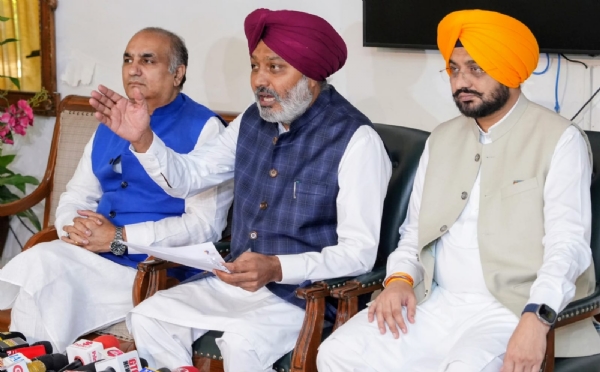 ਪ੍ਰੈੱਸ ਕਾਨਫਰੰਸ ਦੌਰਾਨ ਵਿੱਤ ਮੰਤਰੀ ਹਰਪਾਲ ਸਿੰਘ ਚੀਮਾ ਜਾਣਕਾਰੀ ਦਿੰਦੇ ਹੋਏ। ਪ੍ਰੈੱਸ ਕਾਨਫਰੰਸ ਦੌਰਾਨ ਵਿੱਤ ਮੰਤਰੀ ਹਰਪਾਲ ਸਿੰਘ ਚੀਮਾ ਜਾਣਕਾਰੀ ਦਿੰਦੇ ਹੋਏ।