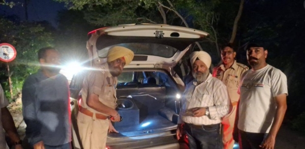 ਚੈਕਿੰਗ ਕਰਦੀ ਹੋਈ ਆਬਾਕਾਰੀ ਵਿਭਾਗ ਦੀ ਟੀਮ। ਚੈਕਿੰਗ ਕਰਦੀ ਹੋਈ ਆਬਾਕਾਰੀ ਵਿਭਾਗ ਦੀ ਟੀਮ।